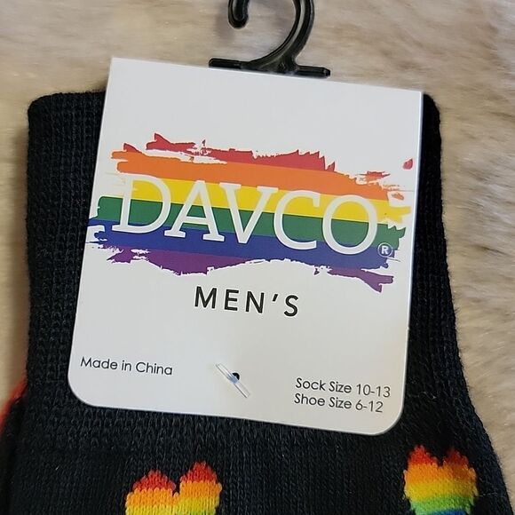 MEN'S DAVCO BLACK RAINBOW HEARTS "LOVE IS LOVE" CREW SOCKS, NEW! - Picture 2 of 4